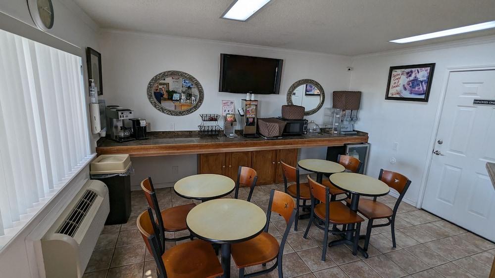 Hillcrest Inn & Suites photo 8