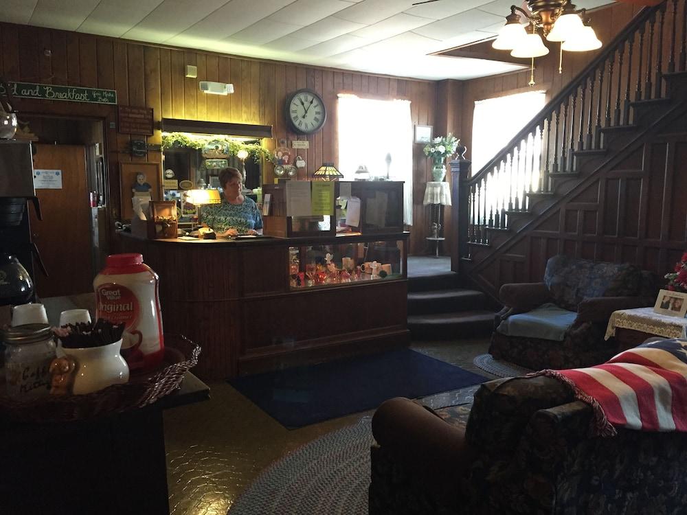 Colonial Hotel-Motel photo 2