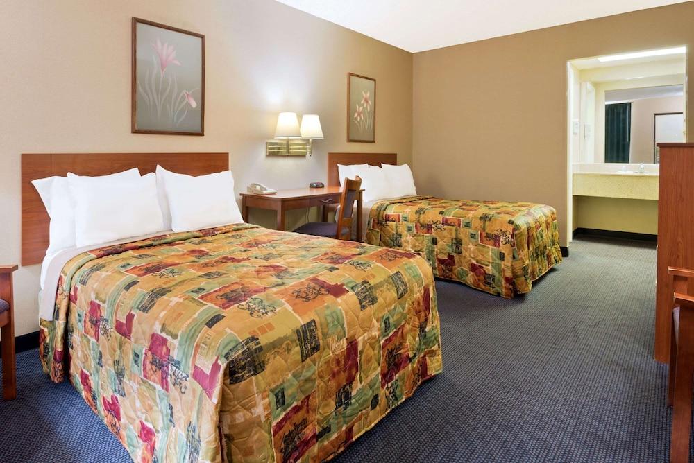 Knights Inn Elizabethtown photo 6