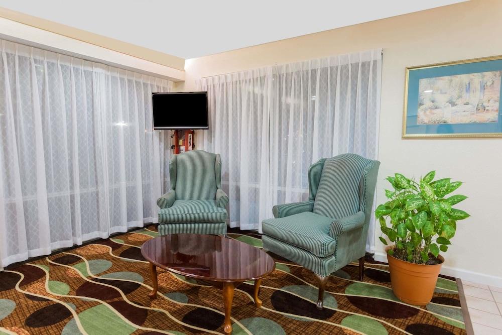 Super 8 by Wyndham Stafford photo 2
