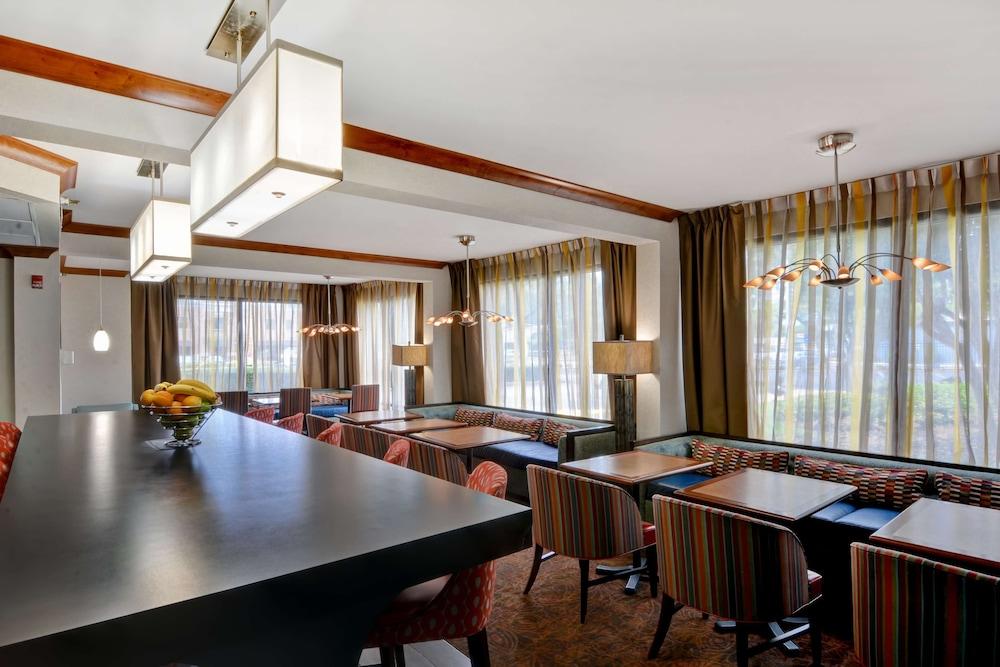 Hampton Inn Memphis-Poplar photo 2