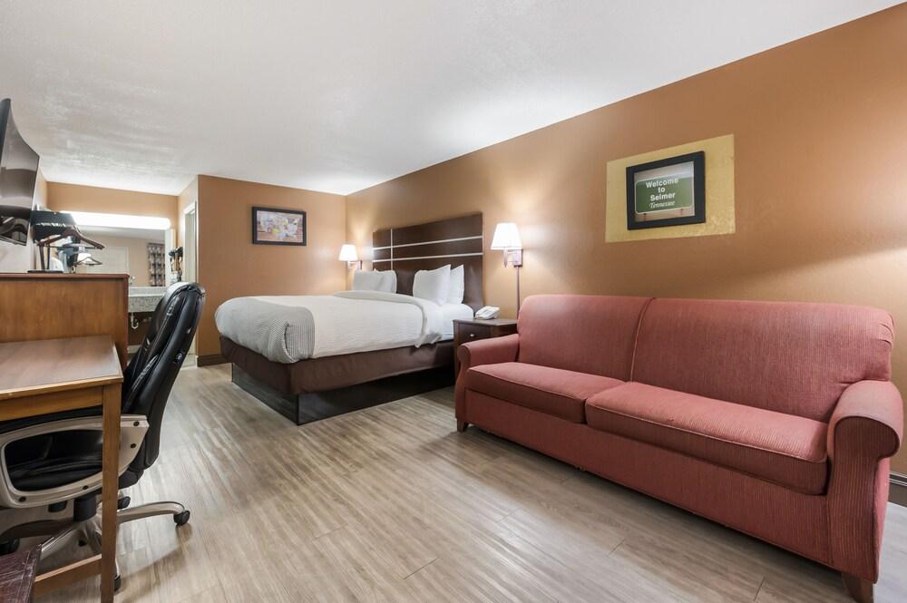 Econo Lodge Selmer photo 13