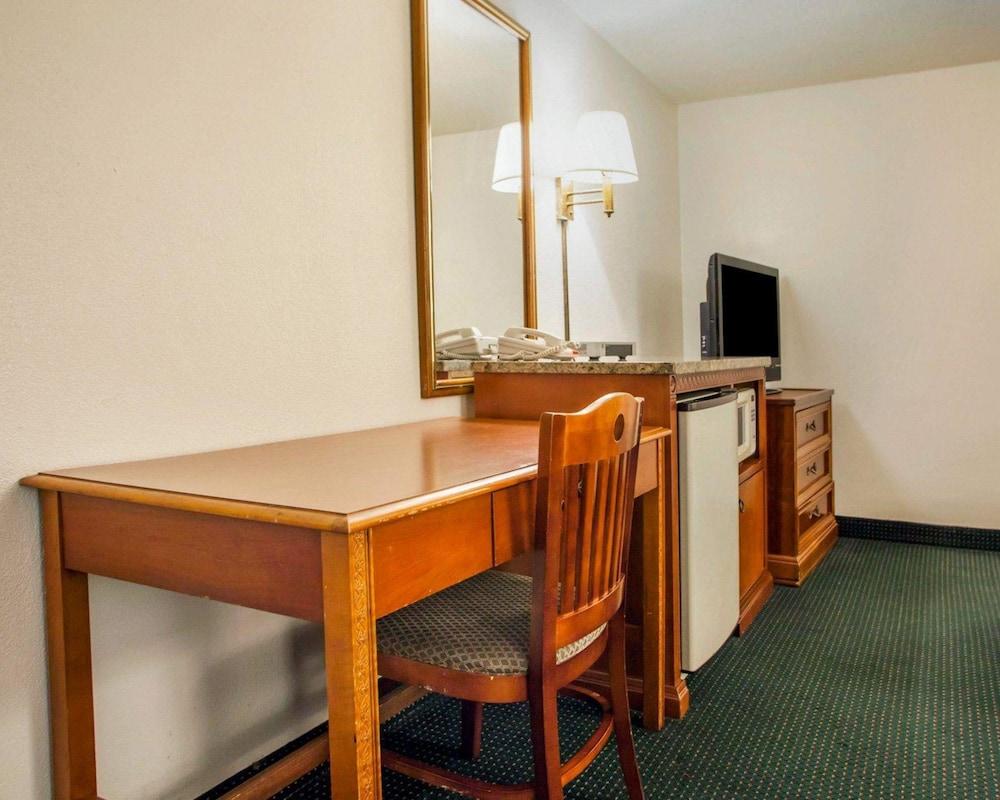 Econo Lodge Somers Point photo 8