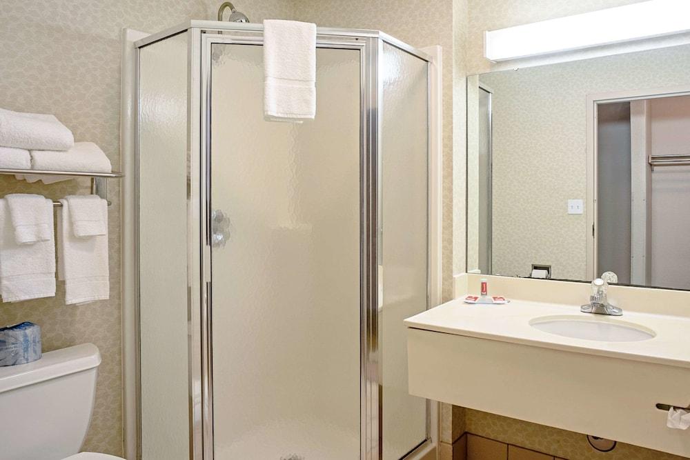Quality Inn Frontier at U.S. Hwy 30 photo 11