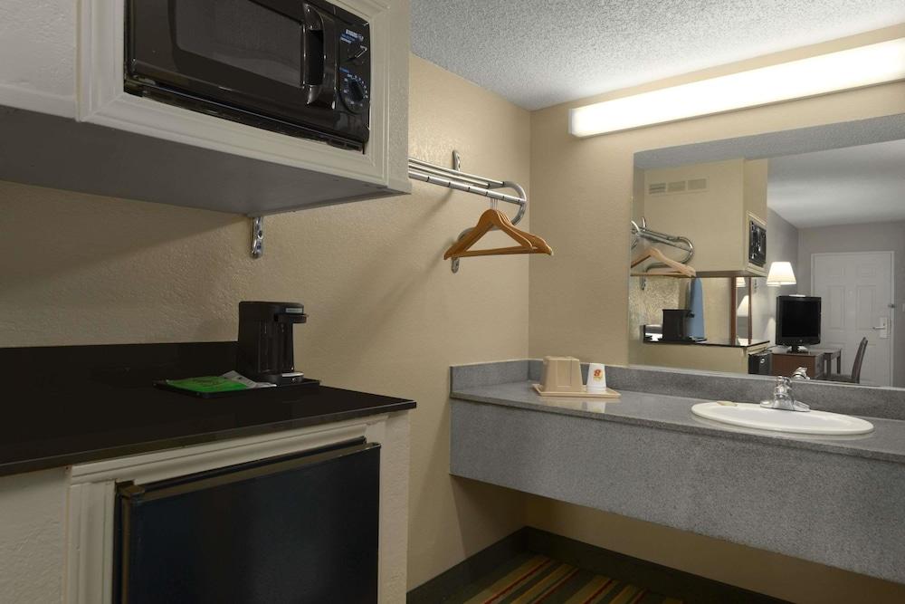 Super 8 by Wyndham Meridian photo 26