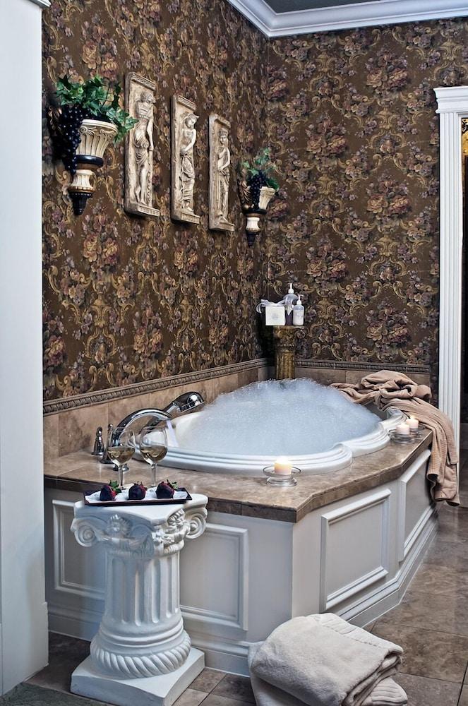 Cameo Heights Mansion photo 28