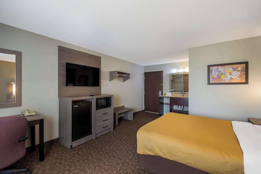 Econo Lodge Duluth near Miller Hill Mall photo 29