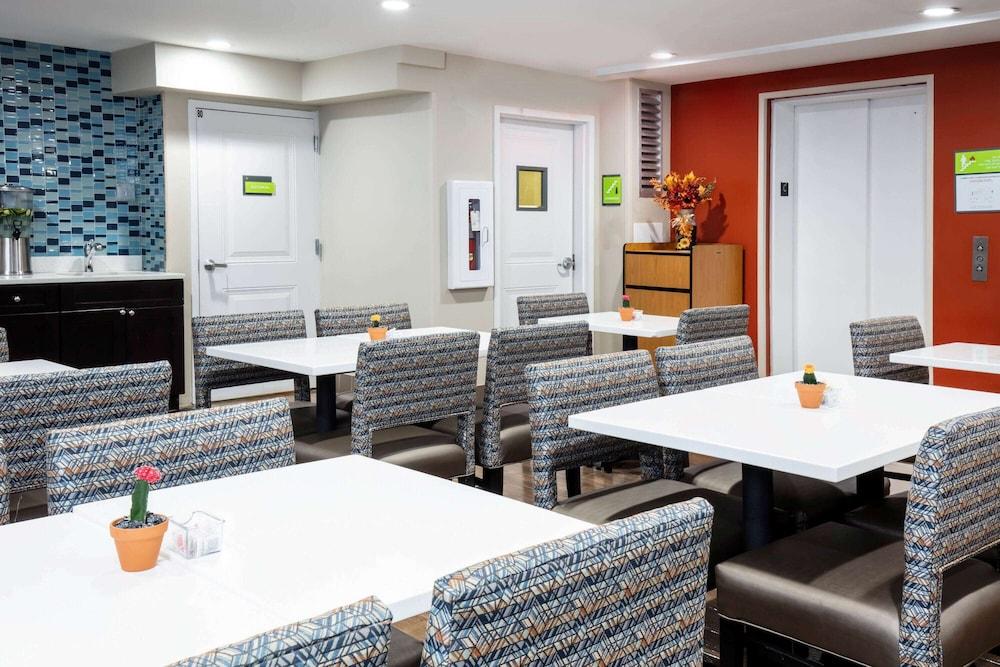 La Quinta Inn and Suites by Wyndham Long Island City photo 11