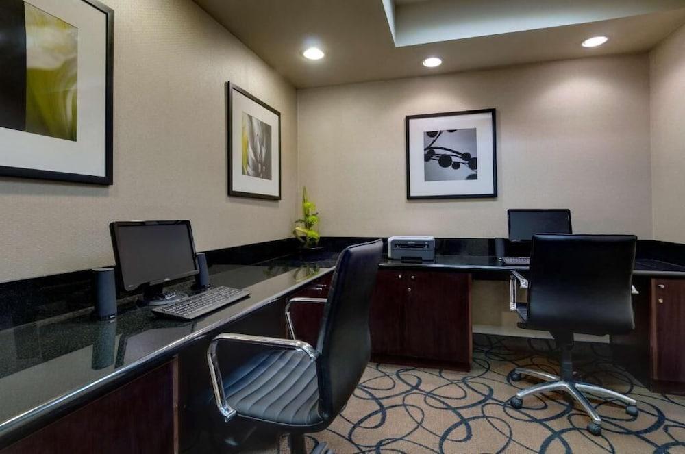 Orange County Hotel photo 38