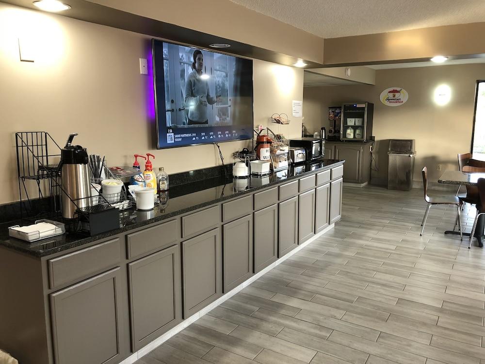 Super 8 by Wyndham, Orangeburg photo 17