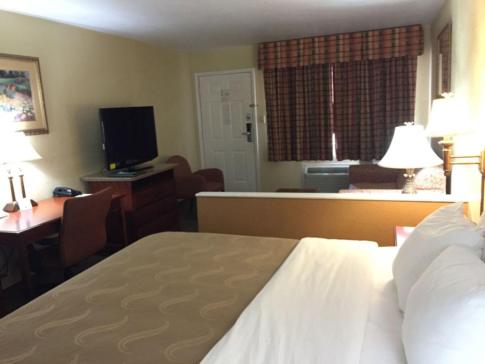 Econo Lodge Inn & Suites Eagle Pass photo 26