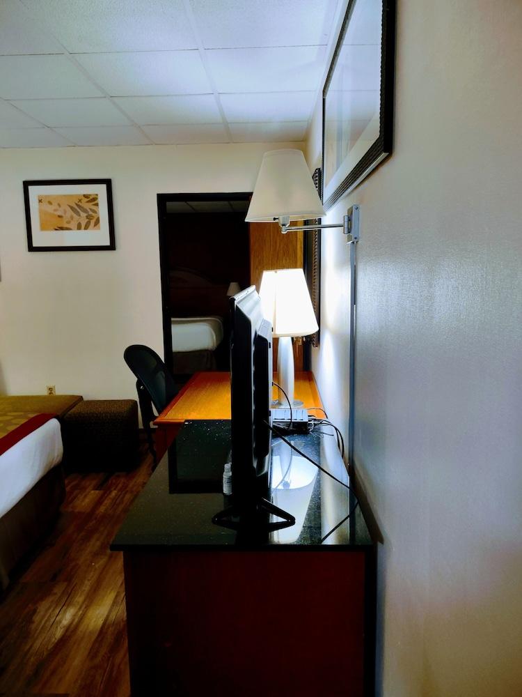 Ramada by Wyndham Albert Lea photo 40