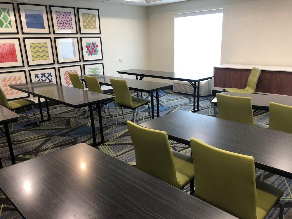 Holiday Inn Express & Suites Hearne by IHG photo 17