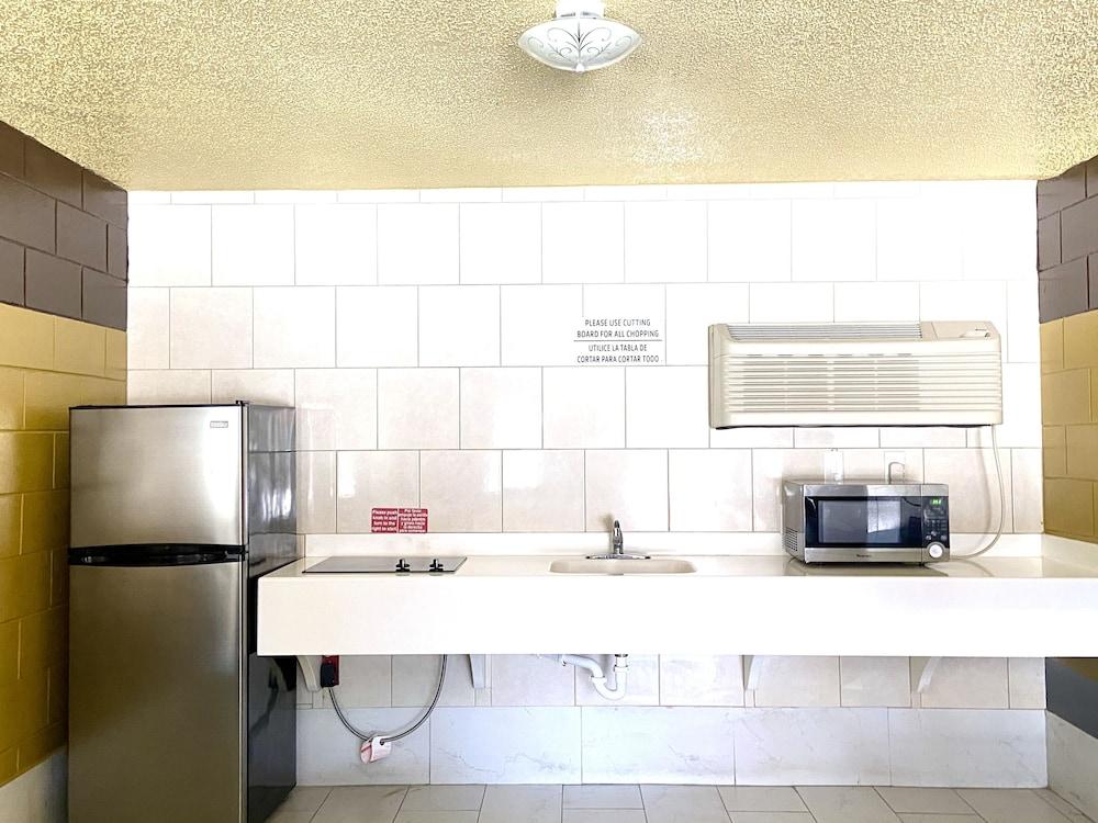 Savannah Inn and Suites photo 10