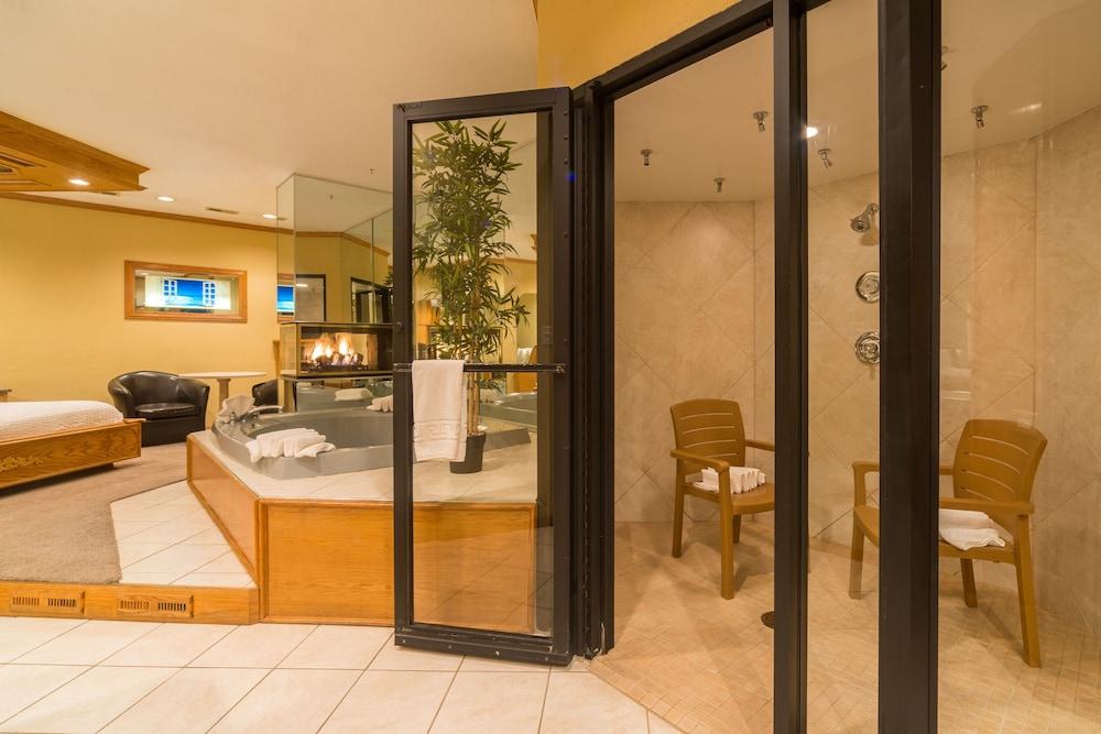 Sybaris Pool Suites Mequon photo 59