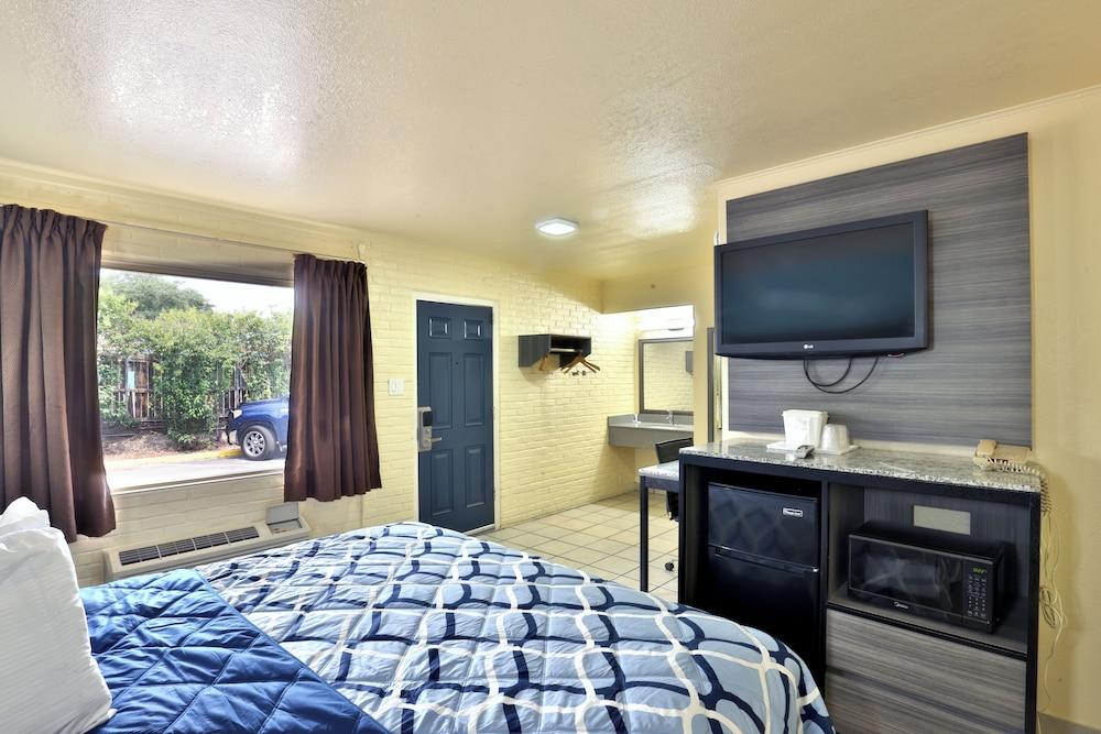 Americas Best Value Inn San Antonio Airport South photo 3