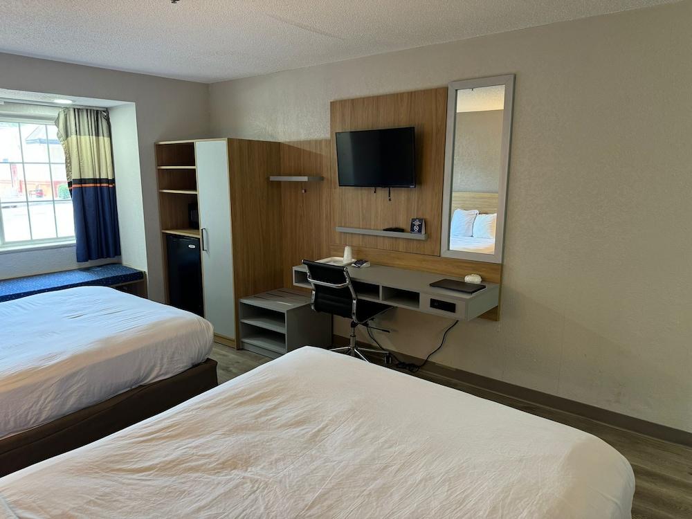 Red Roof Inn Winston-Salem photo 11