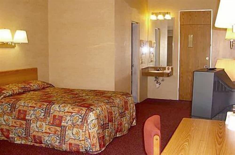 Travelers Inn photo 10