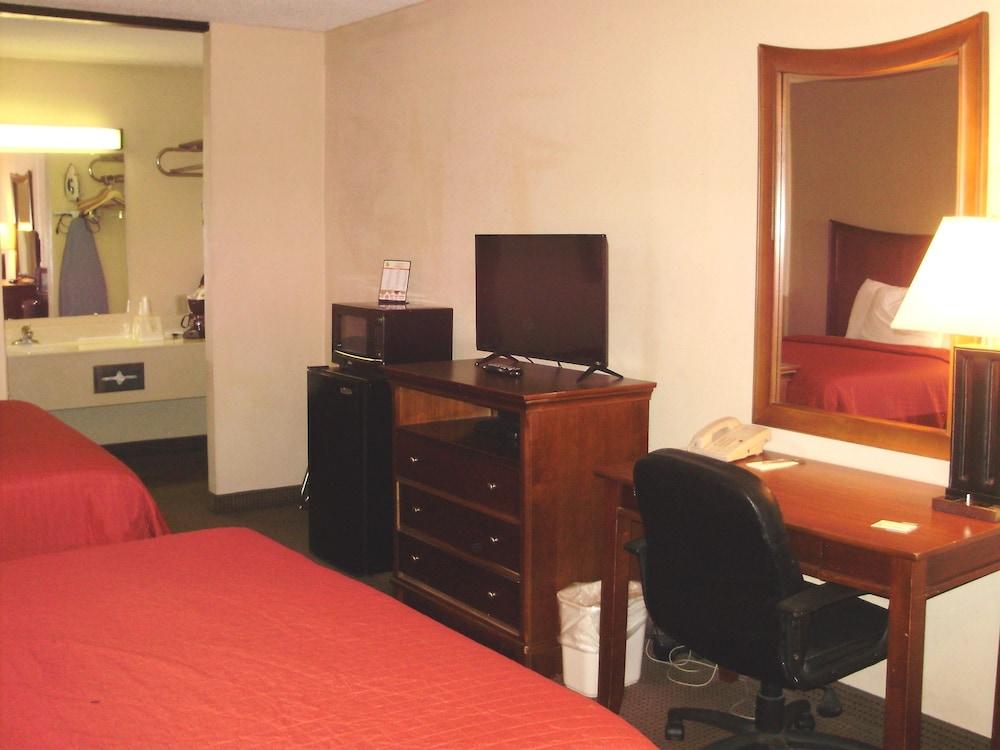 Trade Winds Central Inn photo 7