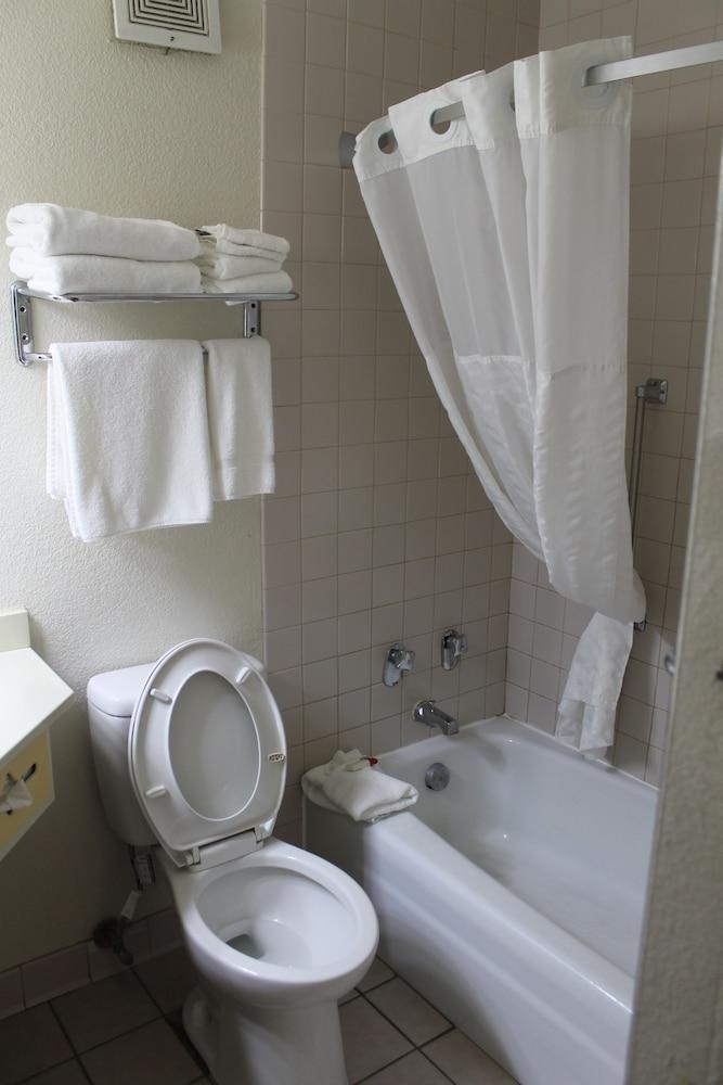 Quality Inn & Suites photo 19