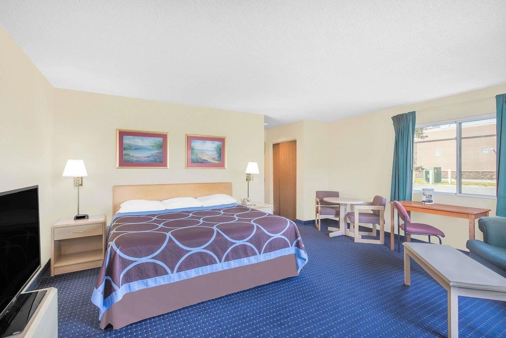 Super 8 by Wyndham Canandaigua photo 32