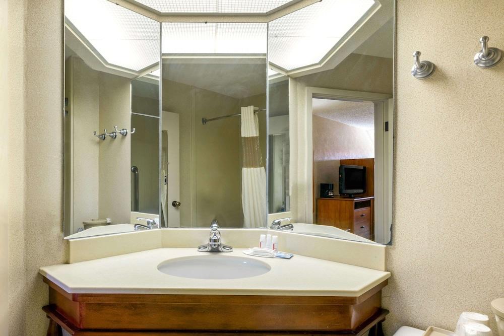 Baymont by Wyndham Amarillo East photo 8