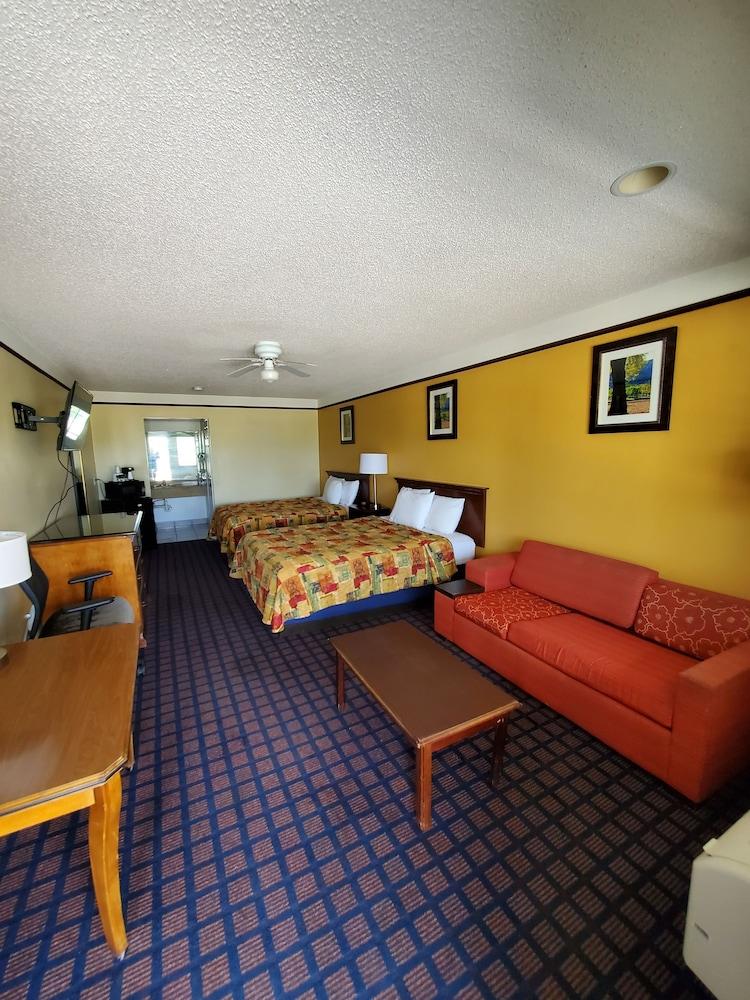 Deluxe Inn & Suites photo 19