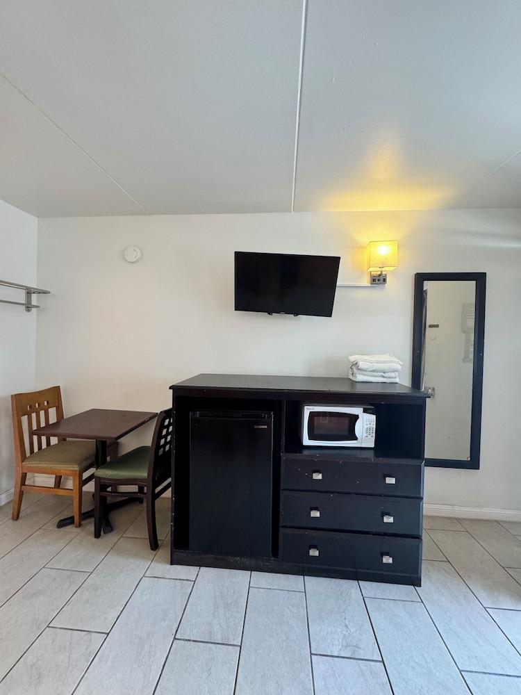 Skyview Manor Motel photo 56