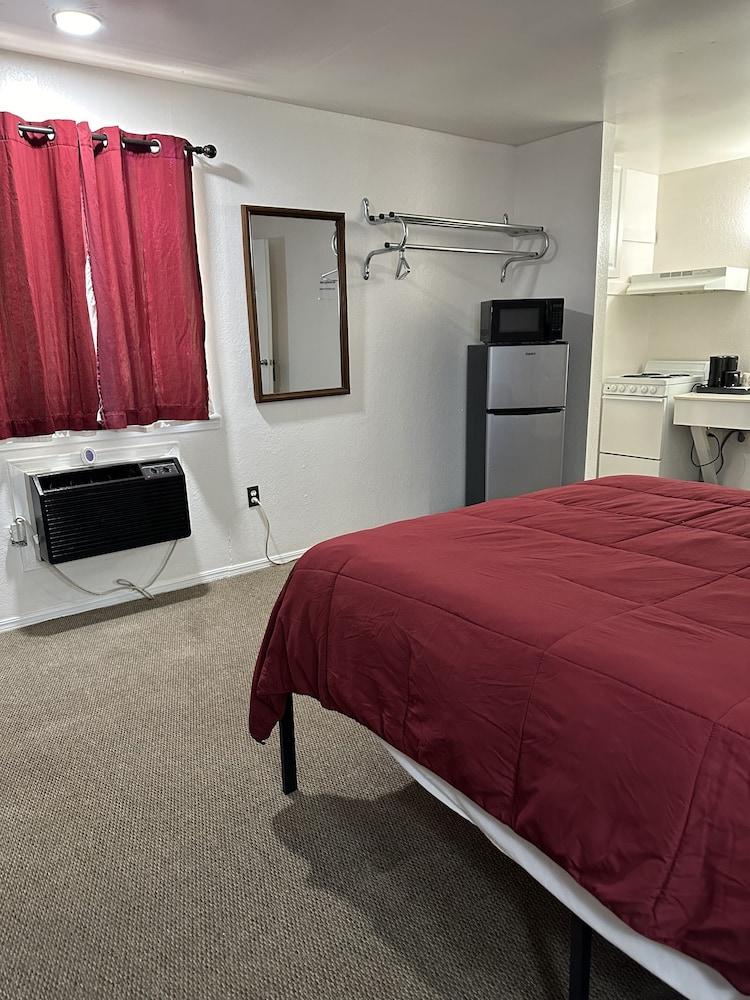 Travelers Inn Motel photo 39