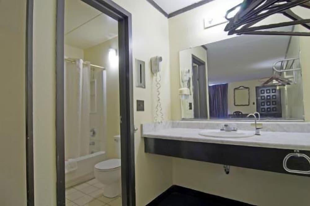 Rodeway Inn Charlotte South photo 12