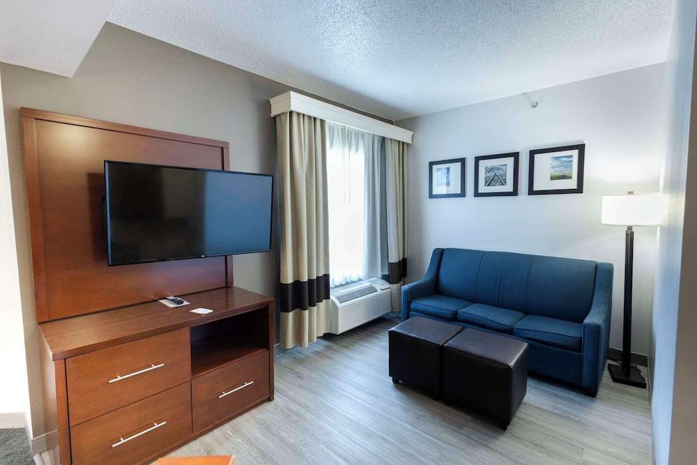 Comfort Suites Springfield I-70 photo 35