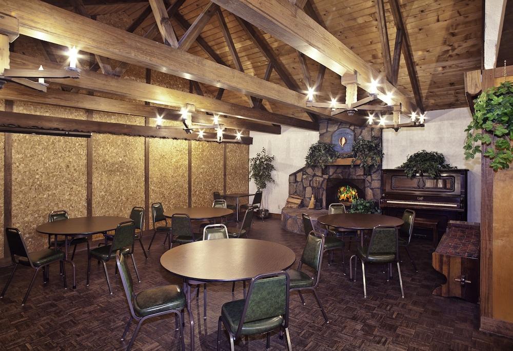 Helendorf River Inn, Suites & Conference Center photo 12