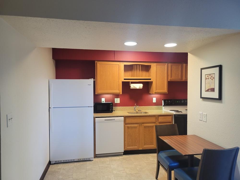 Value Suites Extended Stay - St Louis photo 3