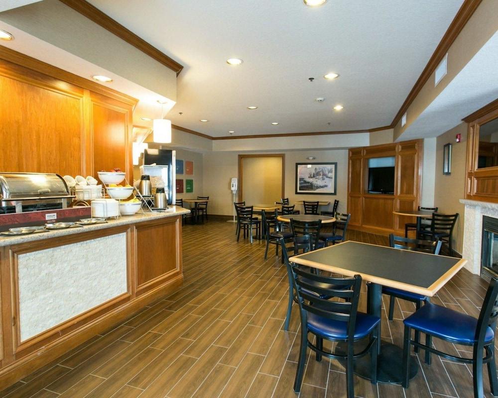 Comfort Suites Benton Harbor - St. Joseph photo 32