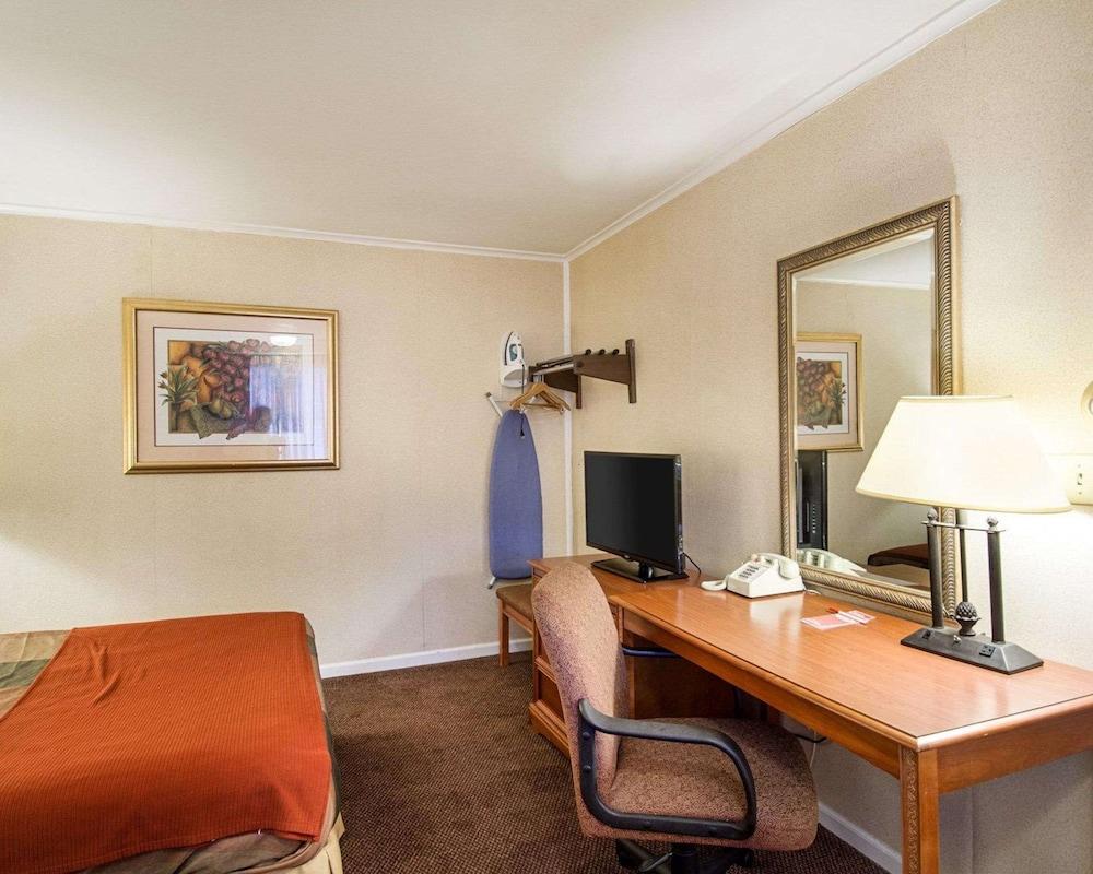 Econo Lodge Inn & Suites photo 7
