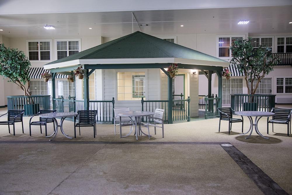 Grand Hinckley Inn photo 30