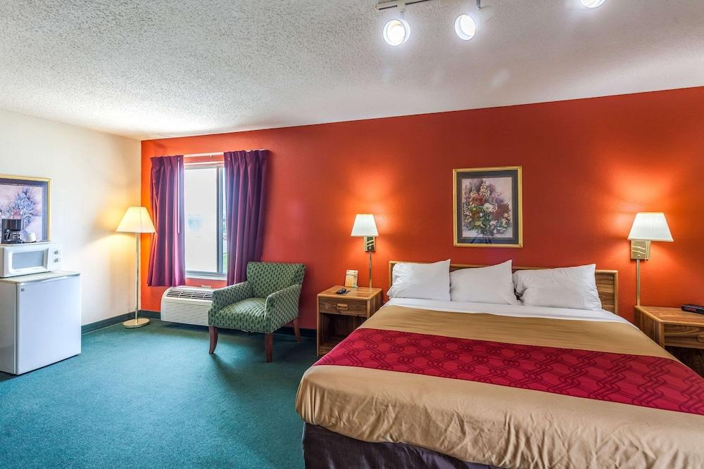Econo Lodge Lincoln photo 35