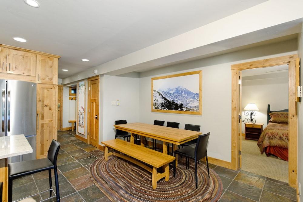 The Crestwood Condominiums photo 21