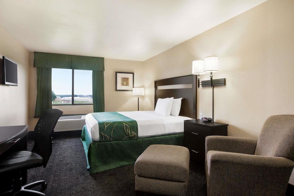Travelodge by Wyndham Livonia photo 5