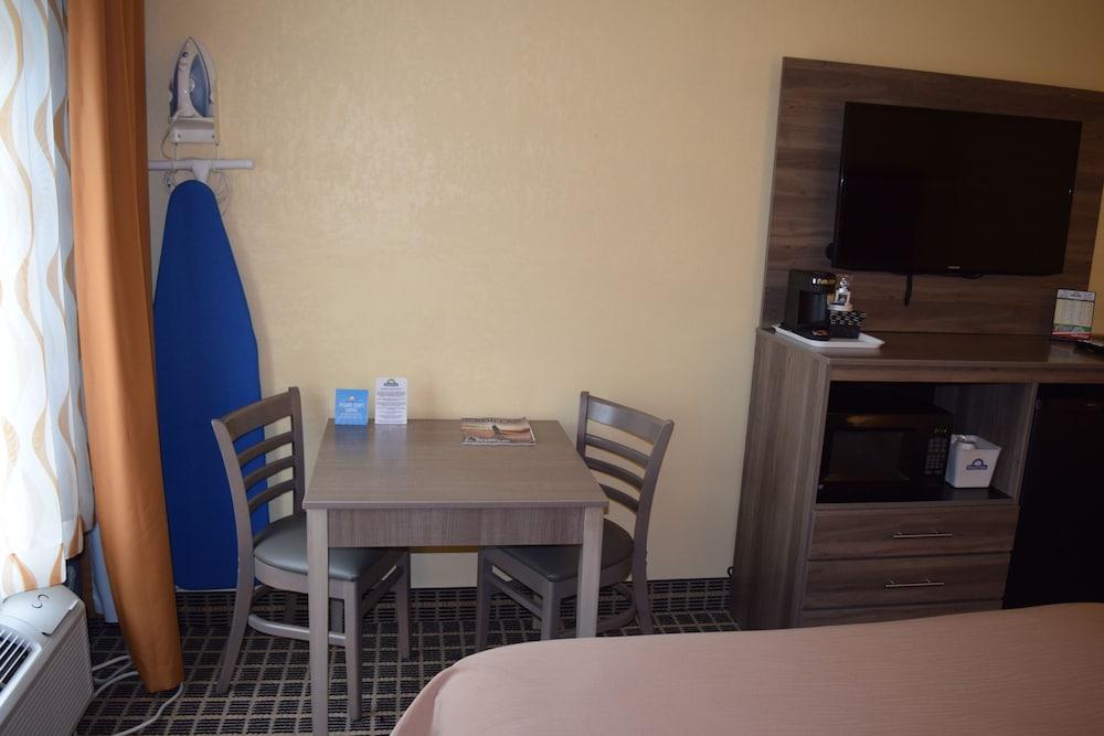 Days Inn by Wyndham Cadillac photo 7