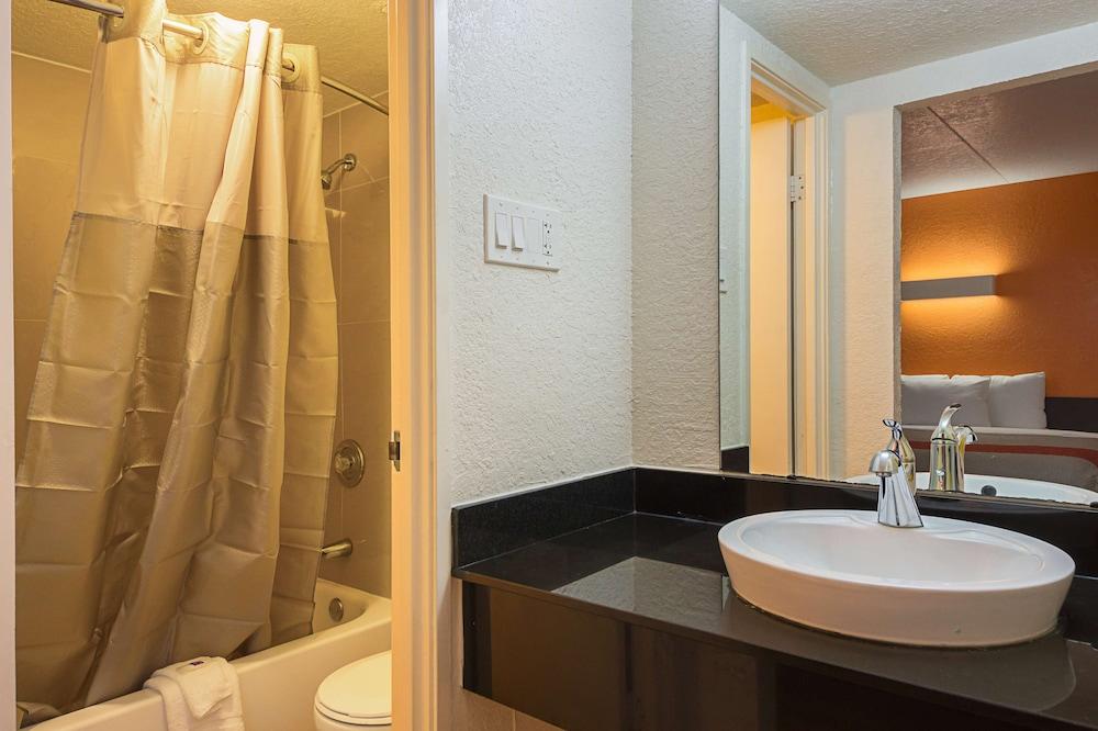Motel 6 Garland, TX - Northeast Dallas photo 27