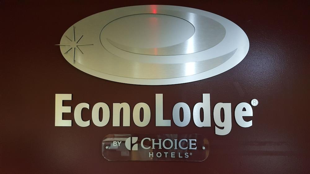 Econo Lodge Tampa near Busch Gardens photo 25