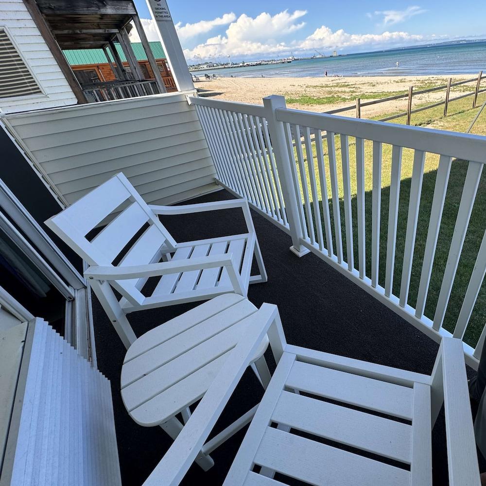 Beachcomber of Mackinaw photo 40