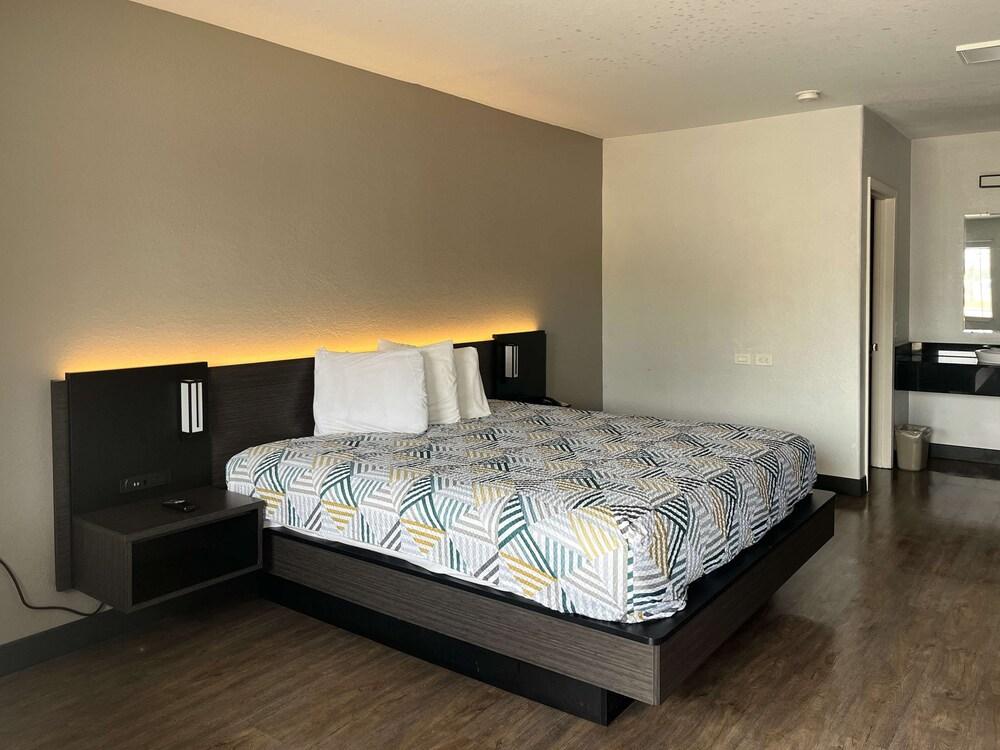 Motel 6 Seguin, TX photo 4