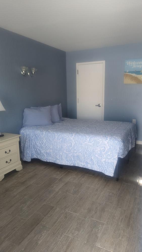 Pelican Point Motel photo 9
