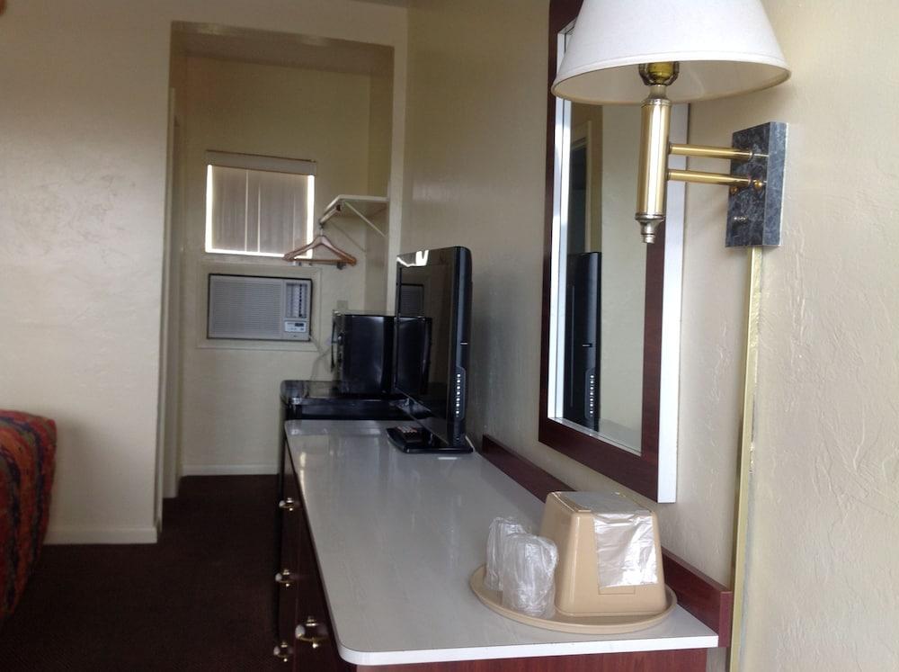 Economy Inn photo 24