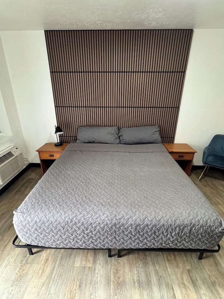 Mac's Motel photo 3