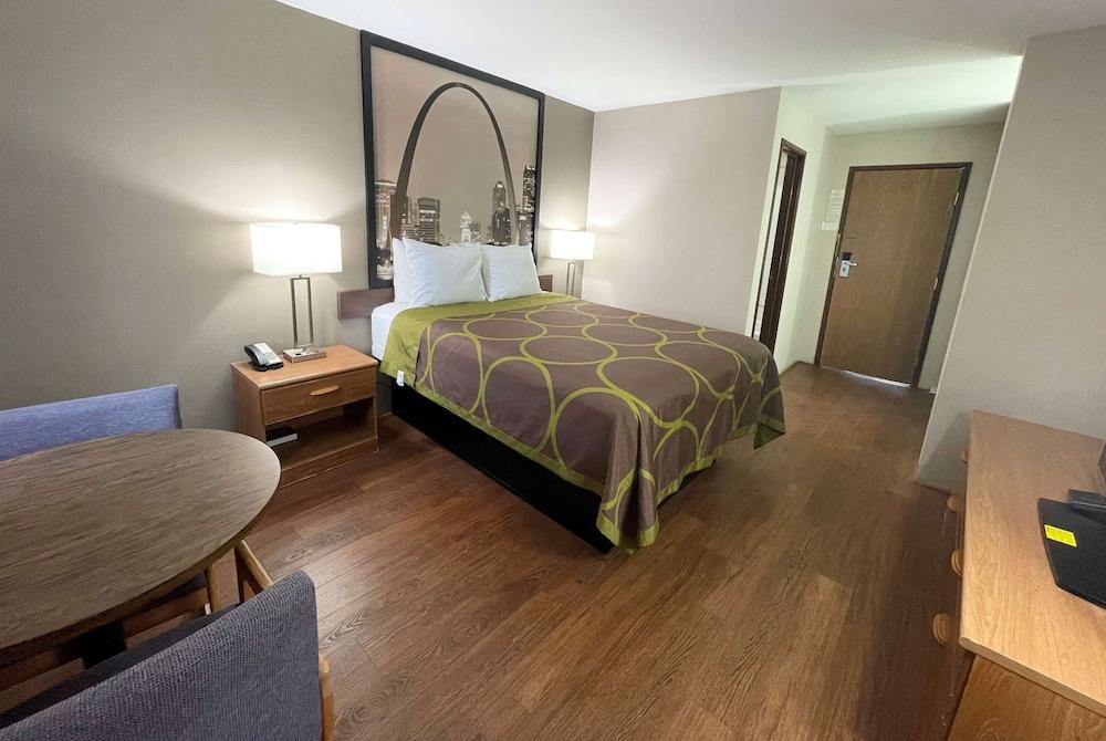 Super 8 by Wyndham Eureka/Six Flags Nearby photo 9