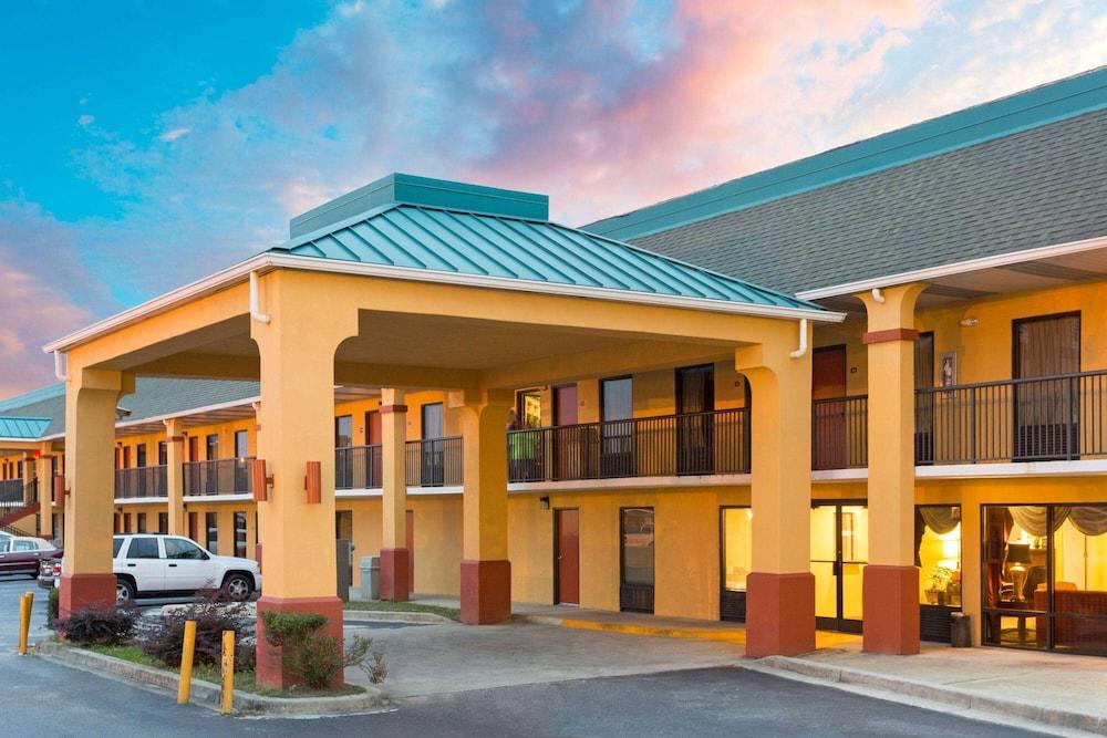 Super 8 by Wyndham, Orangeburg photo 1