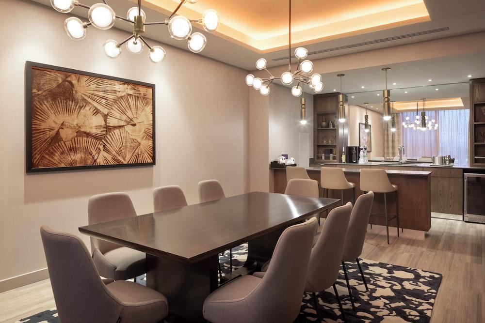 Caesars Republic Scottsdale, a Hilton Hotel photo 8